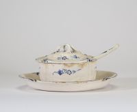 Boch Frères, Luxembourg, fin XVIIIe – début XIXe siècle Rare ensemble de table composé d’un sucrier ovale couvert et d’une saupoudreuse assortie en faïence fine à décor imprimé bleu sous couverte. Le sucrier présente un couvercle bombé orné de rinceaux stylisés dits « à la brindille »