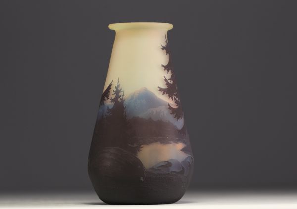 MULLER Frères Lunéville - Multilayer acid-etched glass vase with Vosges decoration, signed.