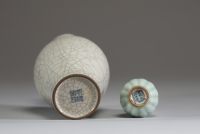 Chine - Ensemble de deux vases, un en porcelaine blanche à glaçure de type ge et un en porcelaine à glaçure céladon, période Qing.