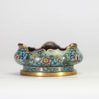 Brûle-parfum en bronze cloisonné à décor polychrome de rinceaux fleuris sur fond turquoise, Chine, dynastie Qing, XVIIIe siècle