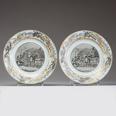 Chine – Paire d’assiettes en porcelaine de la Compagnie des Indes à décor peint en grisaille d’une scène villageoise, XVIIIe siècle  Paire d’assiettes en porcelaine à décor en grisaille et rehauts dor