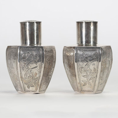 Paire de pots à thé en argent massif à décor gravé, Chine, XIXe siècle Paire élégante de pots à thé hexagonaux en argent massif, chaque face finement gravée de motifs floraux, d'oiseaux en vol ou perc