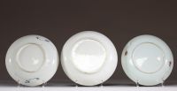 Chine - Ensemble de deux plats en porcelaine blanc bleu et un famille rose, XVIIIème.