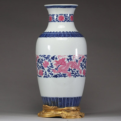 Chine - Vase en porcelaine famille rose à décor de dragons impériaux roses et frise bleu, monté en bronze doré, marque apocryphe Qianlong