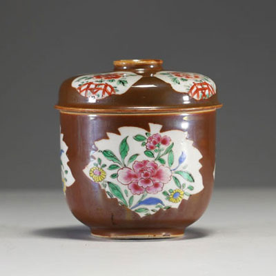 Chine - Pot couvert en porcelaine famille rose sur fond brun capucin à décor floral.