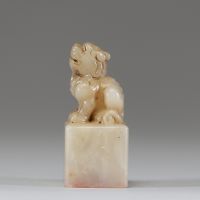 Chine — Sceau en jade blanc sculpté d’un lion bouddhique, inscription gravée et marque sur la base, dynastie Qing