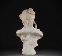 Buste de jeune femme en marbre blanc, d'époque Art Nouveau, vers 1900.
