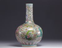 Vase en porcelaine de la famille rose 