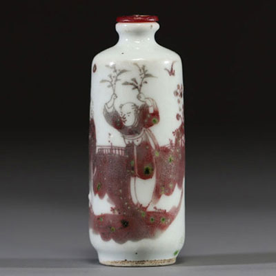 Chine - Tabatière en porcelaine rouge en fer sur fond blanc à décor de personnages, dynastie Qing.