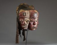 Afrique RDC - Rare masque Pendé Ginzengi ou Gimbombi a Kumba à visages multiples en bois sculpté, fibres végétales et tissu, Congo RDC. 