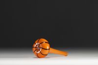 Charles SCHNEIDER (1881-1953) - Vase soliflore en verre orangé et inclusions de verre filaire noir, non signé.