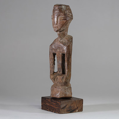 Ancien fétiche Kusu, RD Congo. Bois, patine ancienne. A noter deux petites pièces de bois « amovibles » au niveau du sternum et de l’ombilic ( charge magique) .  Collecté sur site par A.S., St Idesbald, début des années 1950. H : 26 cm
