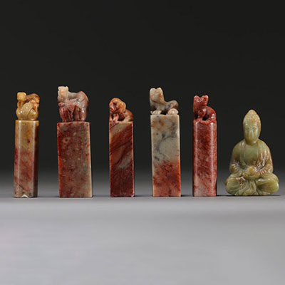 Chine - Ensemble de cinq sceaux en pierre dure et un personnage en jade sculptés.