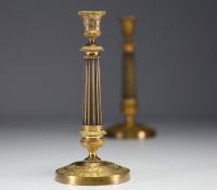 Paire de bougeoirs en bronze doré au décor de vignes et colonne dorique, Empire.