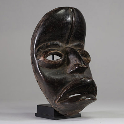 Masque Dan, Libéria, Côte d’Ivoire. Bois ancien, très belle patine sombre. Traces d’utilisation intérieure et usure dûe à l’âge. Bien représentatif du style. H : 24 cm. 1ère moitié XXème. Ex collection M. Sylla, Bruxelles