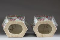 Paire de grands vases hexagonaux en porcelaine de Canton, XIXe siècle, décorés d'une scène animée de personnages.