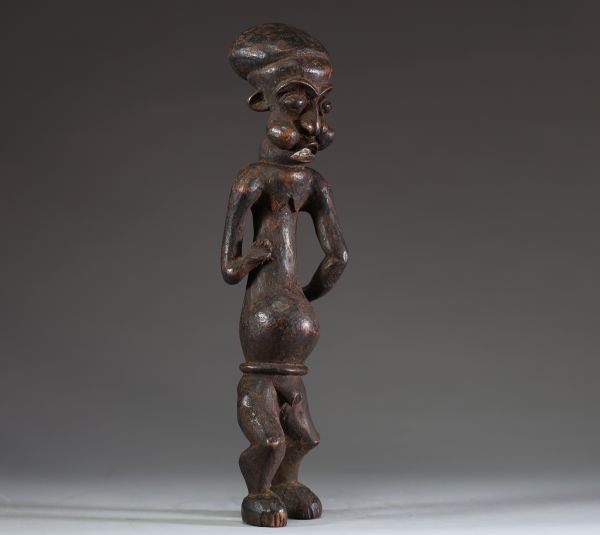 Afrique - Statuette Bamileke en bois sculpté, patine ancienne, Cameroun, début XXème.