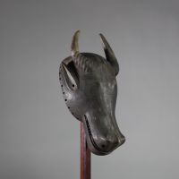 Rare masque zoomorphe de buffle surmonté de cornes, ethnie Holo, RD Congo / Angola. Bois ancien, belle patine sombre intégrée au bois. H : 41 cm  Collecté sur site par A.S., St Idesbald, début des années 1950 . Un masque relativement similaire a été présenté chez Christie’s New york ( lot 287 le 20/01/1982 – prov . Jeff van Straete, Lasne )