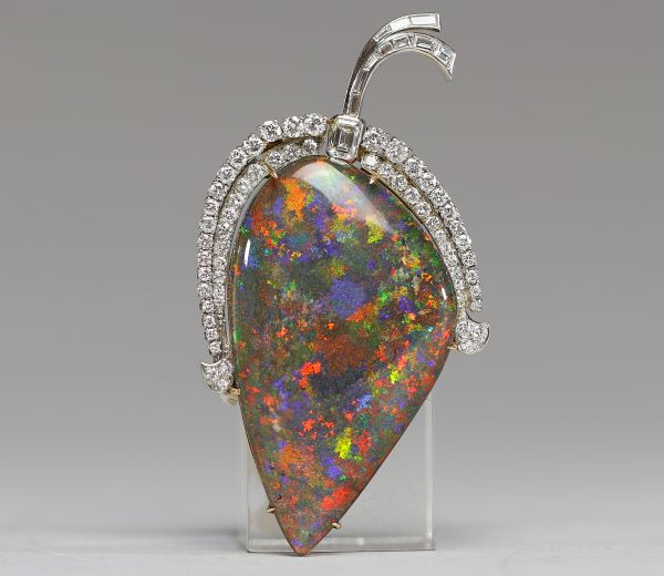 Pendentif opale noire d’Australie et diamants sur monture en or blanc et gris, un certificat d'expertise gémologique est fourni avec le bijou.