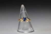 Ring in 14k gold set with two diamonds and a sapphire weighing 1.8gr.