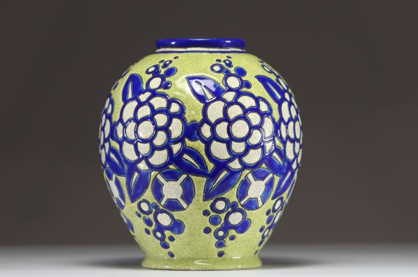 Charles CATTEAU (1880-1966) Boch Keramis - Glazed ceramic vase with floral decoration D1121, shape 721, stamp under the piece.