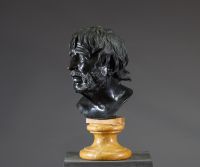 Buste de Sénèque en bronze à patine brun foncé sur socle en marbre jaune de Sienne, Italie, XVIII-XIXème.