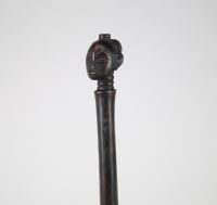 Herminette de prestige ornée d’une tête – Luba, RDC Herminette traditionnelle en bois et fer forgé, provenant du peuple Luba (République Démocratique du Congo). Le manche, finement sculpté, est orné d’une tête féminine stylisée