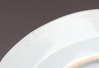 Chine – Paire d’assiettes en porcelaine de la Compagnie des Indes à décor peint en grisaille d’une scène villageoise, XVIIIe siècle  Paire d’assiettes en porcelaine à décor en grisaille et rehauts dor