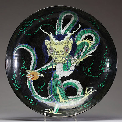 Chine - Plat en porcelaine polychrome émaillée noir et vert à décor de Dragon, époque Kangxi, marque au double cercle sous la pièce.  Important plat en porcelaine à fond noir, décoré en émaux polychro