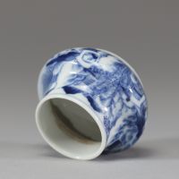 Chine, Dynastie Qing – Encrier en porcelaine bleu blanc à décor de paysage, marque Qianlong sous la base