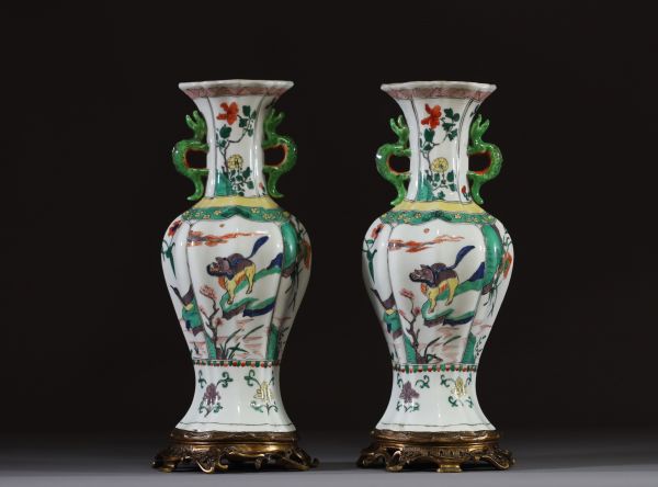 Chine - Paire de vases en porcelaine polychrome famille verte à décor de Chiens de Fô, socles en bronze, XVIIIème.