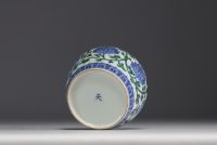 China - Porcelain pot with floral decoration from the 18th century.