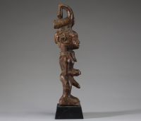 Afrique RDC - Statuette Luluwa ( Lulua) en bois sculpté, Congo RDC, début XXème, sur socle.