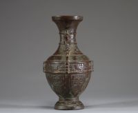 Chine - Vase en bronze à décor archaïsant, époque Ming.