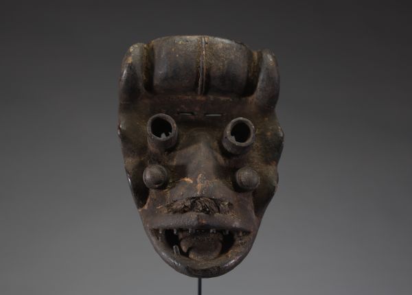 Afrique - Masque Gueré en bois sculpté orné de clous, Côte d’Ivoire, début XXème.