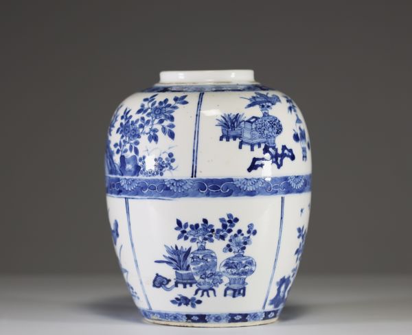 China - White-blue porcelain vase with floral decoration and furniture, Kangxi, mark under the piece.