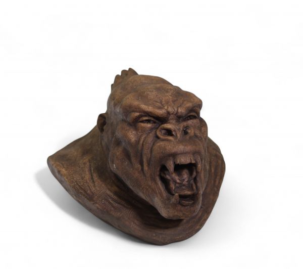 Chen M. – Sculpture en terre cuite “Tête de gorille rugissant”.