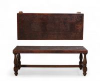 Angel Pazmiño .Ensemble de mobilier comprenant quatre fauteuils, une table basse et un pouf Bois massif et cuir patiné à décor repoussé, Équateur, vers 1960.
