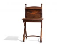 Louis MAJORELLE (1859-1926) Bureau en noyer, placage de bois fruitiers, serrure et clé en bronze.