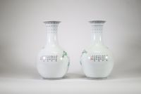 Paire de vases en porcelaine de Chine, période République, à décor de paons et pivoines