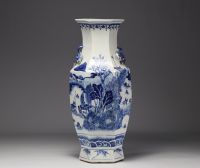 Chine - Grand vase hexagonal en porcelaine blanc bleu à décor de paysage montagneux.