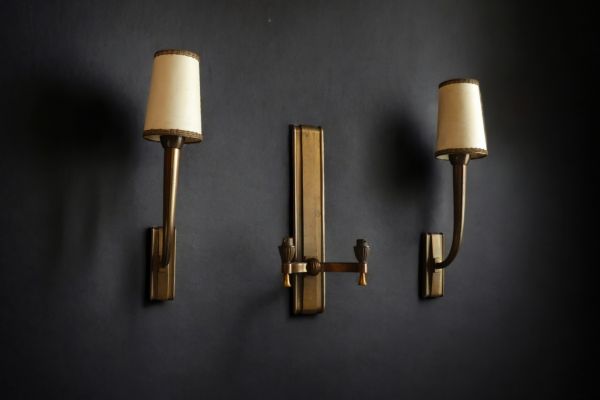 Jean PASCAUD (1903-1996)  Ensemble composé d'une applique double et d'une paire d'appliques simples en bronze doré patiné.