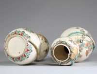 Japon - Paire de vases en porcelaine à décor en relief de feuilles et d'escargots, motif floral émaillé, marque en creux sous la base.