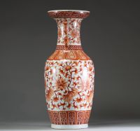 Chine - Vase en porcelaine rouge fer à décor floral, anses aux Chilong.