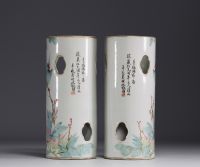 Chine - Paire de porte-chapeaux en porcelaine à décor d'oiseaux, de fleurs et poèmes.