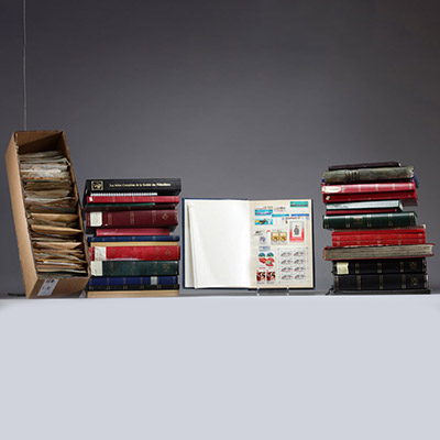 Ensemble de 30 albums et une série de timbres en vrac regroupant la Chine, l'Orient, la France ainsi que des timbres du monde.