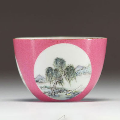 Chine - Petit bol en porcelaine polychrome famille rose, époque République, marque sous la pièce.
