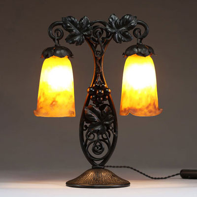 MULLER Frères Lunéville - Lampe de table Art Nouveau à double éclairage, montures en fer forgé à décor de vigne, verre marmoréen orangé, signée Muller Frès Lunéville.