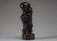 Afrique RDC - Statuette Bakongo en bois sculpté, Congo RDC, première moitié XXème, travail d'une grande finesse.