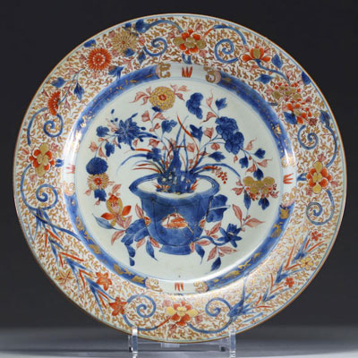 China - Large polychrome porcelain plate with Imari decoration, mark under the piece, 18th century.